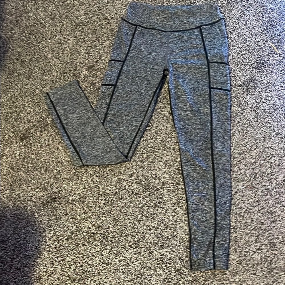 JVINI Gray Capris with Black Trim